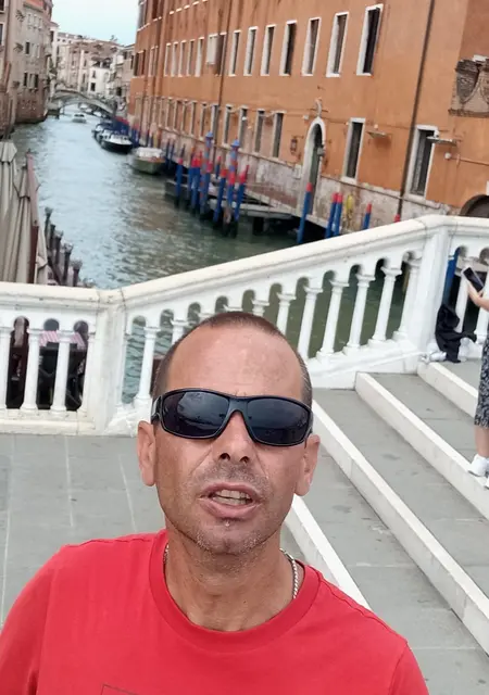 Soy Yayomdva, 48 años de Valencia, busco conocer gente para relación sin ataduras