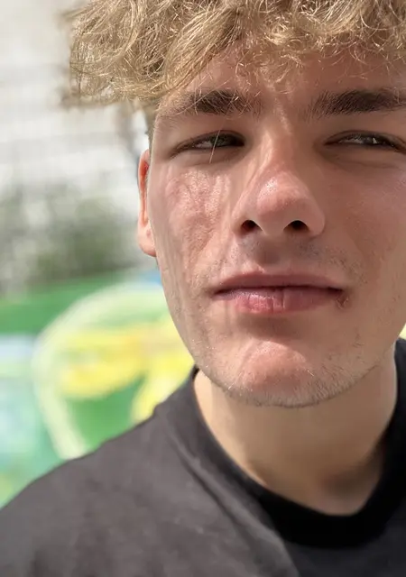 Я Dennis, 22, знакомлюсь для приятного времяпровождения в Касселе