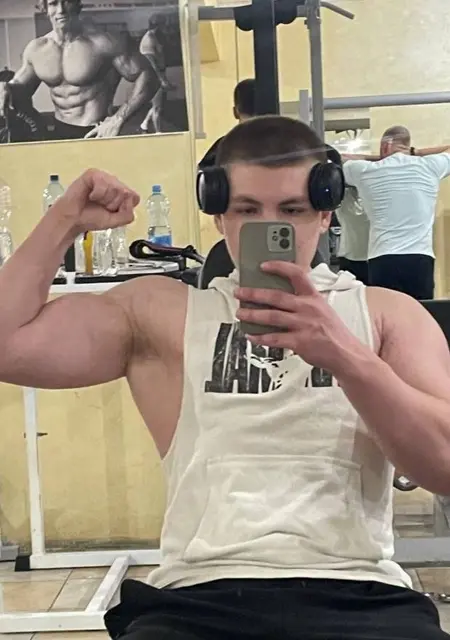 Я Vitalii, 20, из Вроцлава, ищу знакомства без обязательств