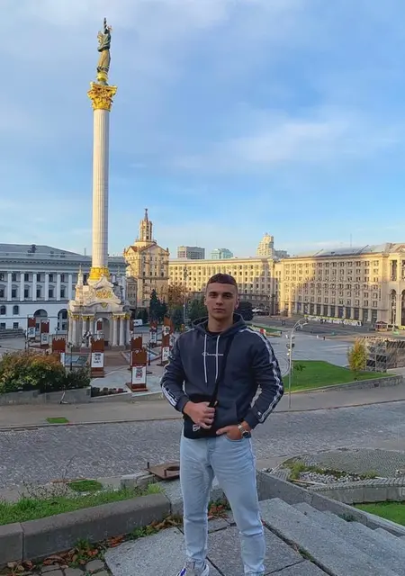 Андрій из Ровно, мне 25, познакомлюсь для приятного времяпровождения