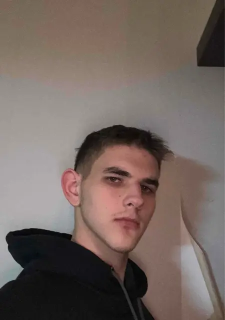 Я Михаил, 18, из Берлина, ищу знакомства без обязательств