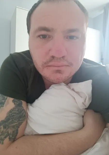 I'm Den, 33, looking to meet for open relationship in Cardiff