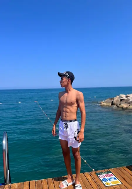 Amirali из Дубая, мне 22, познакомлюсь на одну ночь