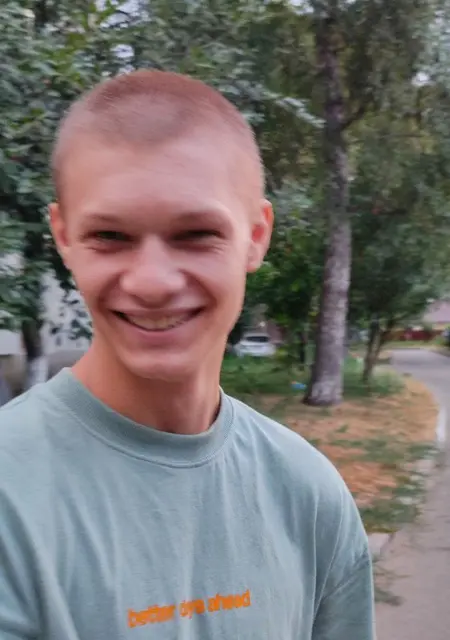 Я Артем, 18 років, знайомлюсь для постійних стосунків у Кам'янському