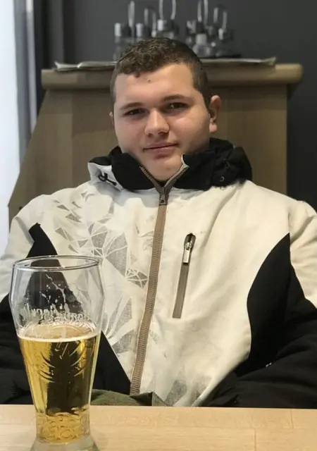 Я Denis, 21, из Праги, ищу знакомства без обязательств