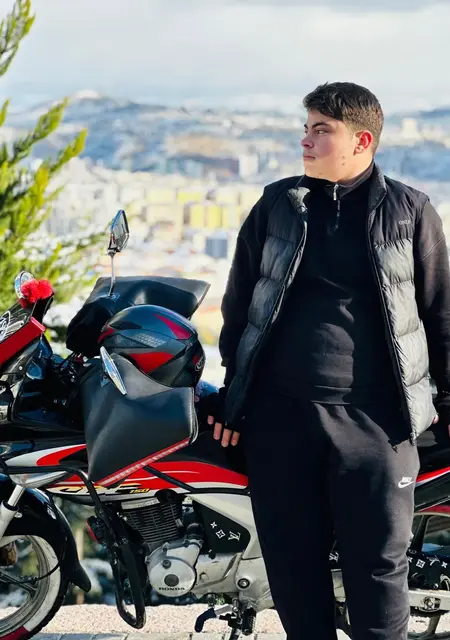 Я Yunus, 19, из Анкары, ищу знакомства без обязательств