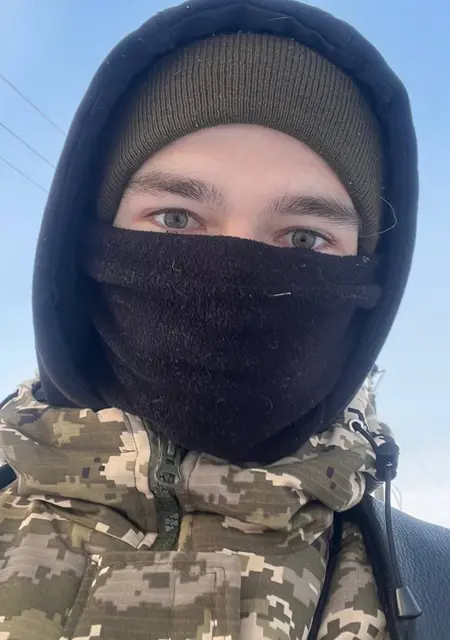 Я Евгений, 23 років з Дніпра, шукаю знайомства без зобов'язань