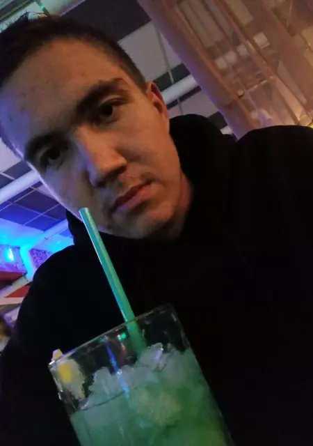 Я Данил, 24 років з Антрацита, шукаю знайомства без зобов'язань