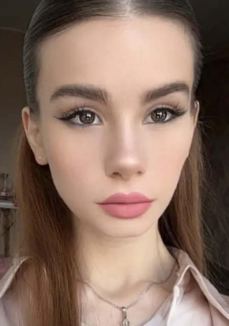Soy Olga, 21 años de Málaga, busco conocer gente para relación sin ataduras