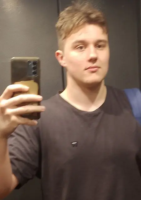 Я Антон, 19, знакомлюсь без обязательств в Бухаресте