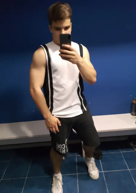 Макс из Одессы, мне 21, познакомлюсь на одну ночь