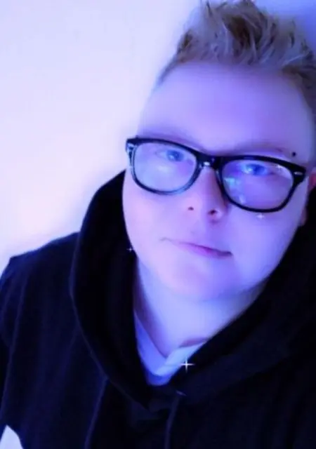 I'm Becky, 25 from London, seeking connections