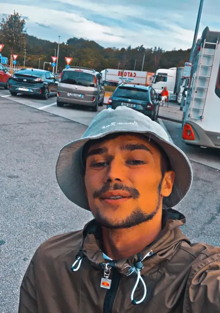 Alexis из Рымнику-Сэрат, мне 26, познакомлюсь на одну ночь