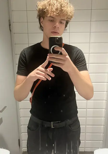 Я Valentin, 18, из Минска, ищу знакомство для открытые отношения