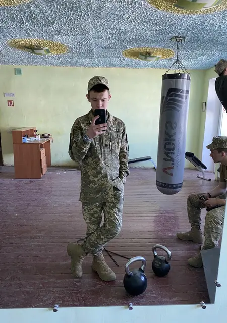 Влад з Харкова, мені 21 років, познайомлюсь для дружби