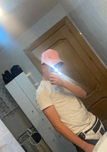 Soy Juan, 25 años de Alcalá de Henares, busco conocer gente para relación sin ataduras