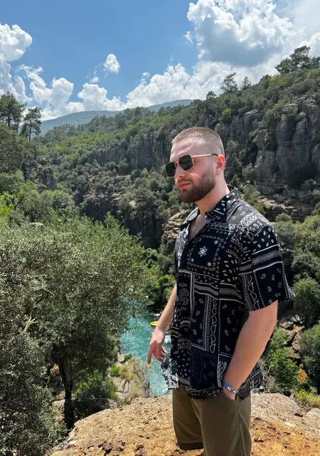 Azam из Анталии, мне 25, познакомлюсь для приятного времяпровождения