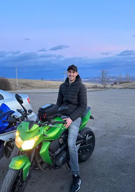 Я Cristi, 21, из Клуж-напока, ищу знакомство для постоянных отношений