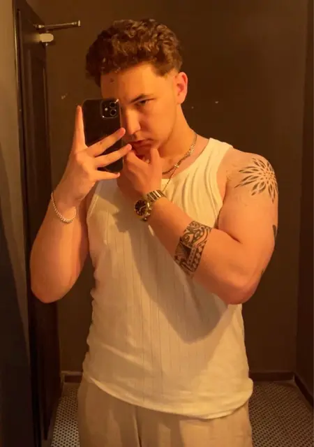 Я Burak, 19, из Анталии, ищу знакомства без обязательств