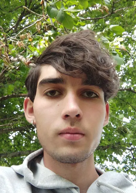 Андрей из Каракол, мне 20, познакомлюсь на одну ночь