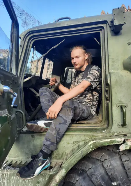 Я Артем, 23, знакомлюсь для открытые отношения в Мелитополе