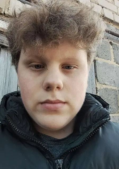 Я Саша, 19, из Славянска, ищу знакомство для приятного времяпровождения