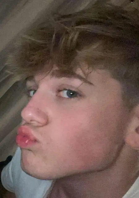 Carlos de Barcelona, tengo 25 años, listo para conocer para conversación virtual