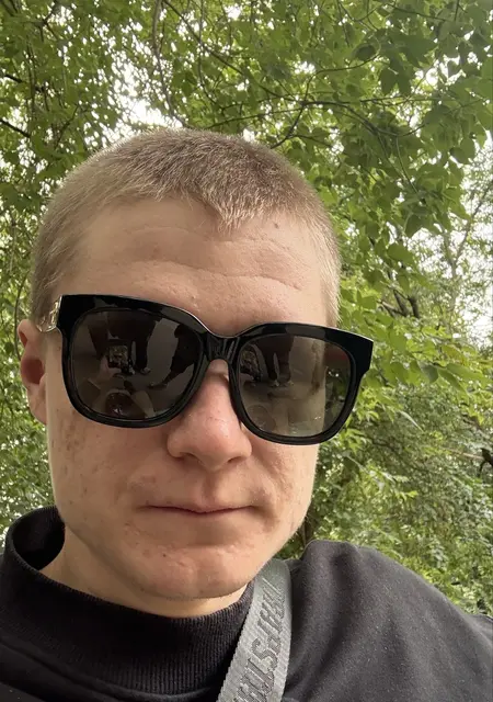 Александр из Амстердама, мне 18, познакомлюсь для постоянных отношений