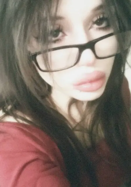 Арина из Берлина, ищу на сайте общение