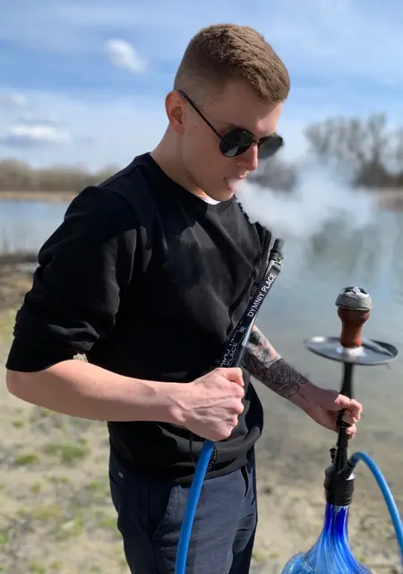 Я Александр, 26 років з Чернігова, шукаю знайомства без зобов'язань