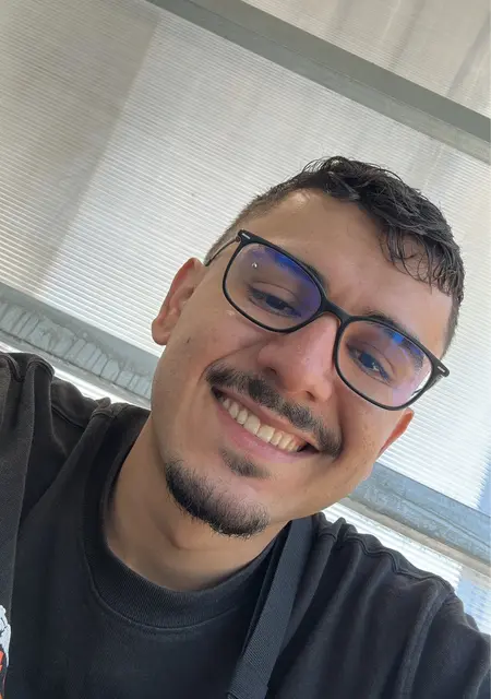 Soy Nicolas, 27 años de Lugo, busco conocer gente para relación sin ataduras