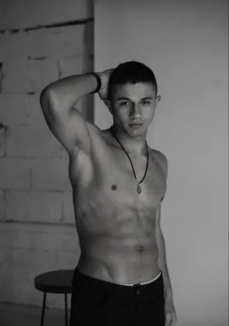 Я Рома, 24, из Харькова, ищу знакомства на одну ночь