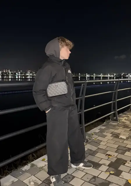 Илья из Салоников, мне 18, познакомлюсь без обязательств