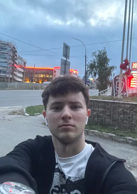 Я Егор, 20, из Серре, ищу знакомства без обязательств