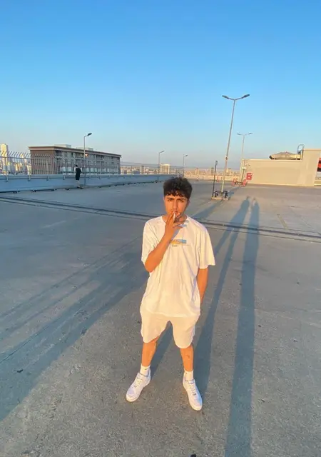 Я Burak, 20, из Анкары, ищу знакомства на одну ночь