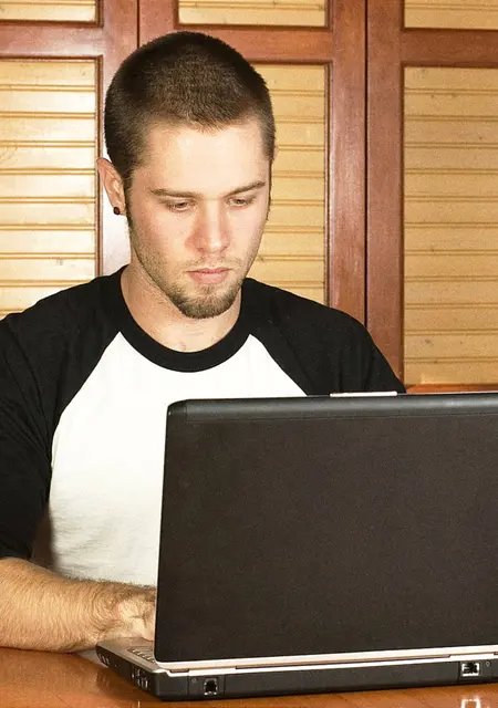 Я Алехандро, 23, из Луганска, ищу знакомство для общения