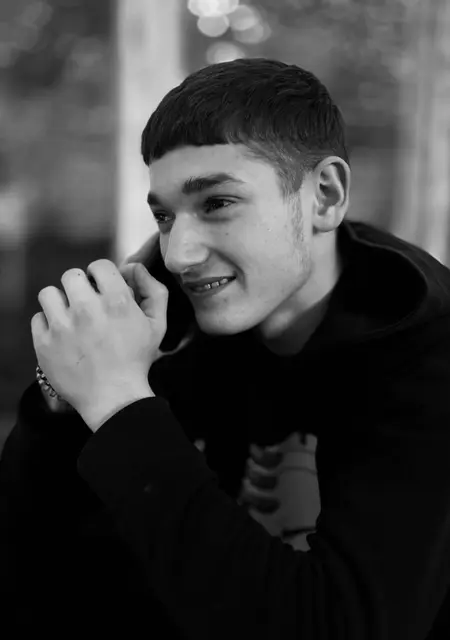 Я Руслан, 19 років, знайомлюсь для відкриті стосунки у Ужгороде