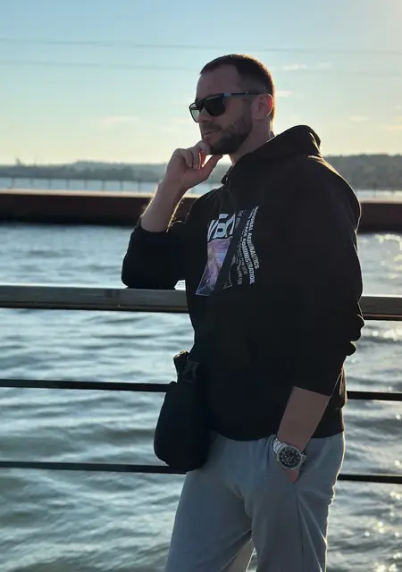 Я Алексей, 36, из Мариуполя, ищу знакомства на одну ночь