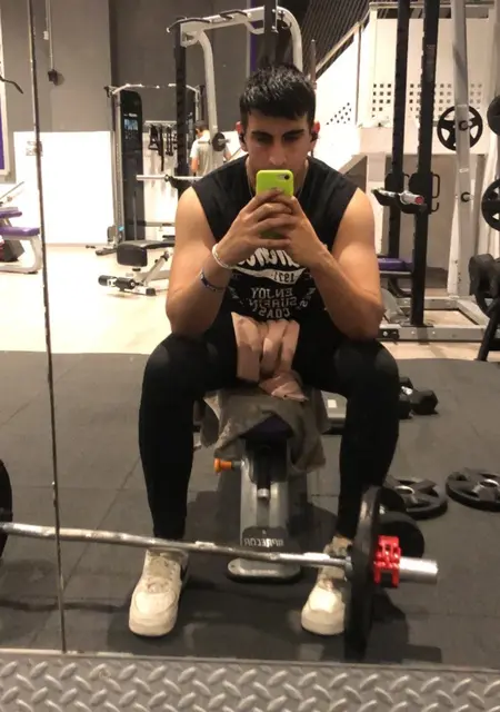 Soy David, 22 años de Barcelona, busco conocer gente para hacer nuevos amigos