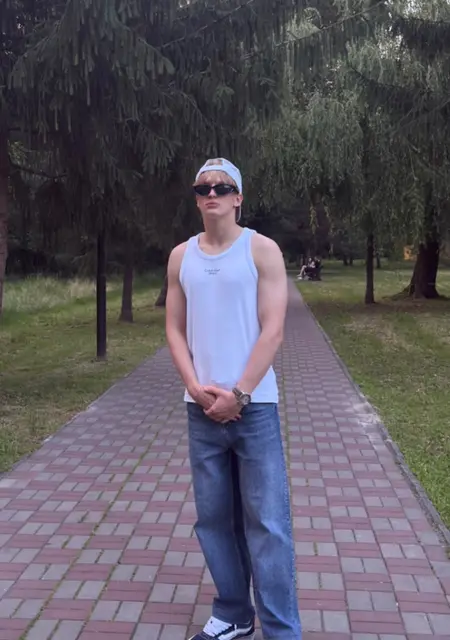 Володимир из Киева, мне 19, познакомлюсь на одну ночь