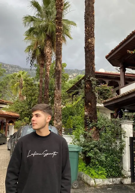 Я Erkin, 20, знакомлюсь без обязательств в Измире