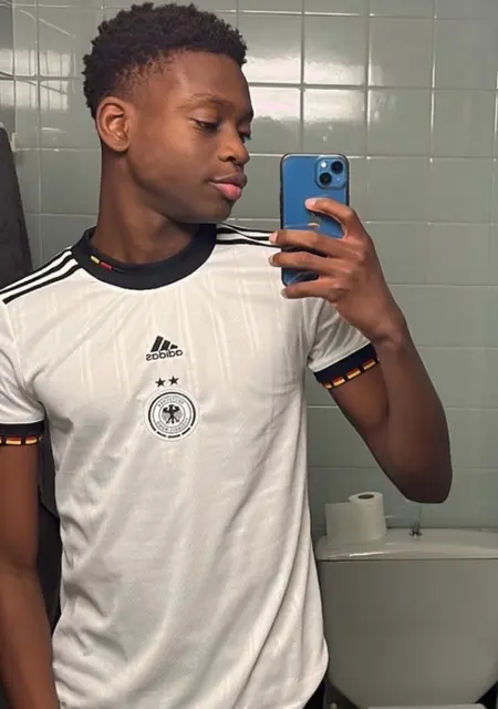 Nick из Вига, мне 25, познакомлюсь на одну ночь