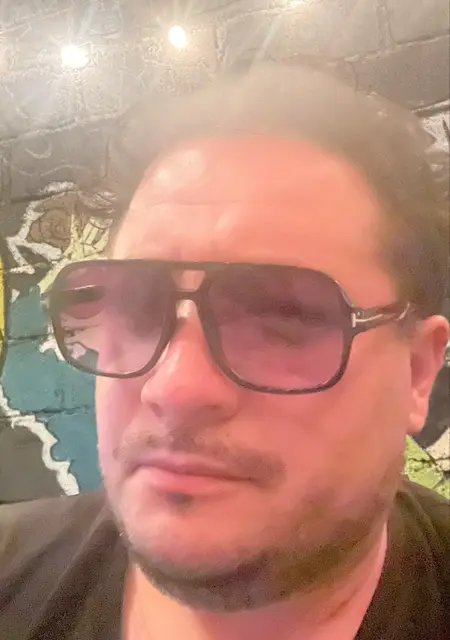 Я Габриель, 34, знакомлюсь для открытые отношения в Праге