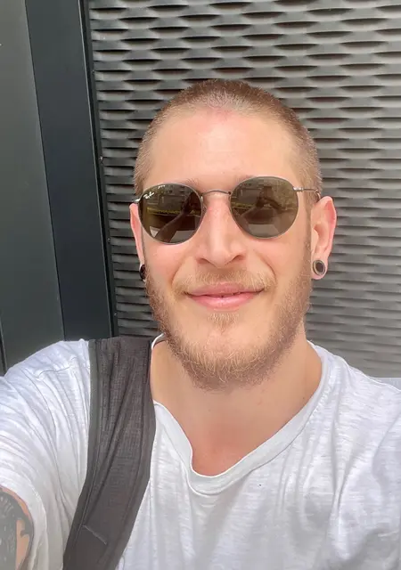 Я Simone, 35, знакомлюсь для приятного времяпровождения в Милане