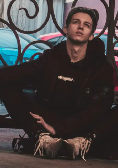 Я Саша, 22 років з Дніпра, шукаю знайомства без зобов'язань