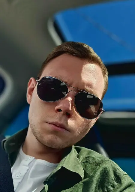 Я Владимир, 21, из Энгельса, ищу знакомство для приятного времяпровождения