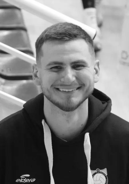 Ruslan из Парижа, мне 22, познакомлюсь для приятного времяпровождения