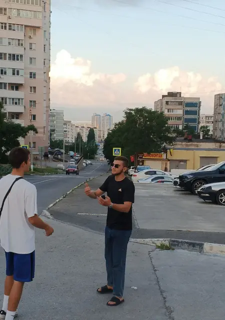 Тима из Парижа, мне 23, познакомлюсь на одну ночь