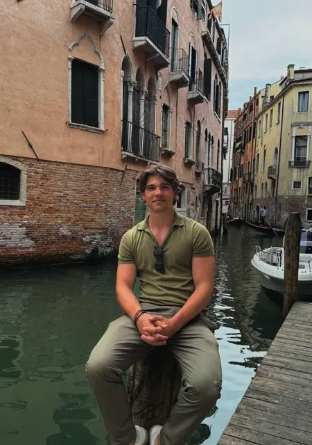 Я Лев, 25, знакомлюсь для общения в Дубае