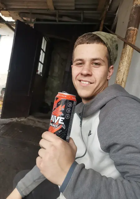 Я Антон, 22, знакомлюсь на одну ночь в Луганске